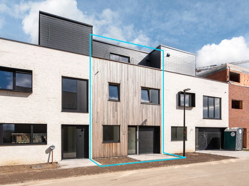 Hoogwaardig afgewerkte BEN- woning in houtmassiefbouw, E-peil 6 met 4 slaapkamer, inpandige fietsenberging, ruime woonkamer, 2 badkamers, hobby/gym ru