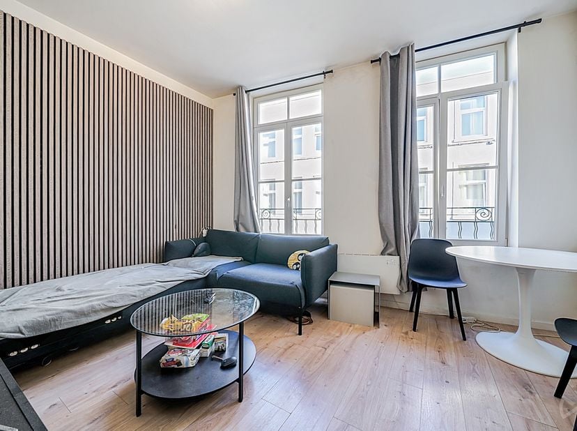 We Invest Mons vous présente cet appartement situé dans un bâtiment de rapport comme il en existe peu sur Mons situé en plein centre ville et proches