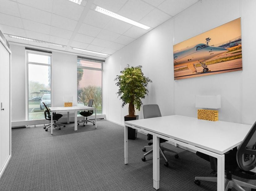 Productieve werkplek voor drie waarbij voor alles is gezorgd.&lt;br /&gt;
Enjoy a more relaxed working atmosphere in an out-of-town location thats still wit