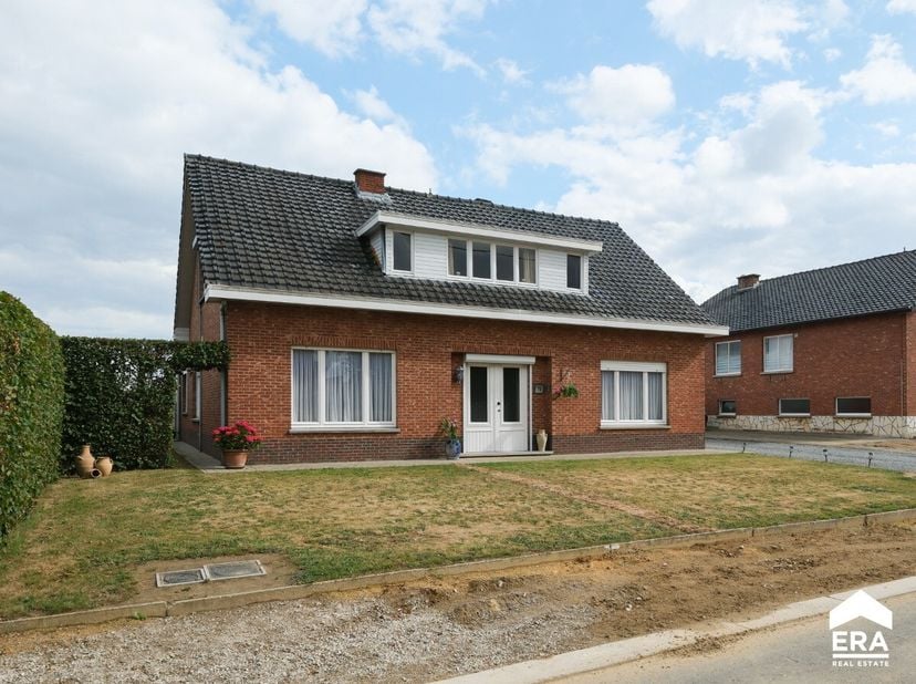 Te moderniseren woning met een bewoonbare oppervlakte van 164m², gelegen op een ruim perceel van maar liefst 24a 12ca.Voor meer informatie ga naar htt