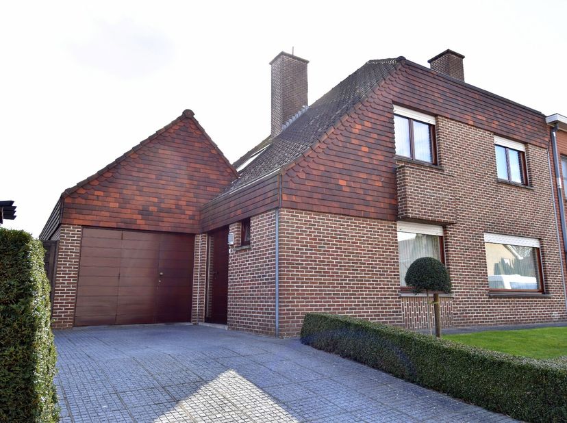 Deze degelijke woning geniet een heel interessante ligging.  Een uitstekende bereikbaarheid dankzij nabijheid van de R8 én op fietsafstand van centra