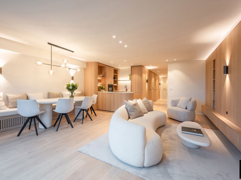 A un emplacement superbe, au calme et pourtant proche de la mer et du centre commercial, vous trouverez cet appartement magnifiquement rénové avec une