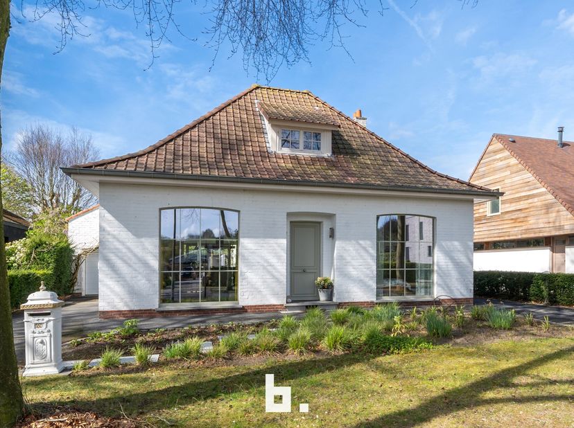 Algemeen bezoekmoment op zondag 27 april. Plan je bezoek via www.bricx.be.&lt;br /&gt;
Deze charmante villa op een schitterend perceel van 750 m² is fantast