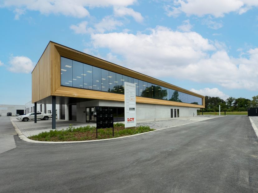 KMO unit 219 m² met 287 m² afgewerkte kantoorruimte in de nieuwe site Ter Walle, gelegen aan de Grote Steenweg, vlak voor het Kasteel van Olsene. &lt;br