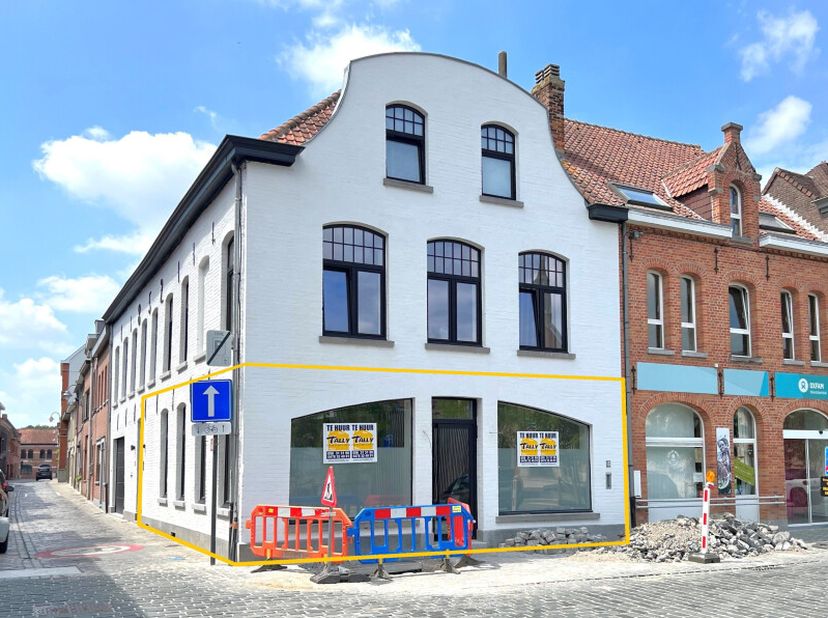 Op zoek naar een handelspand op een topligging in Wervik? Dit recent gerenoveerde pand (2025) biedt uitstekende zichtbaarheid en parkeergelegenheid pa