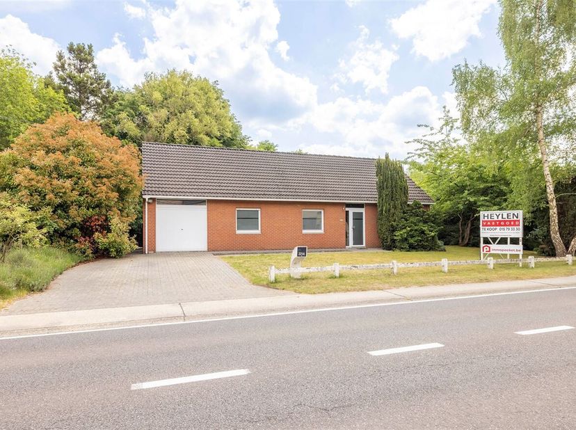 Gelijkvloerse woning met 3 slaapkamers, zolder, garage en tuin op 1222m². &lt;br /&gt;
Deze woning is gelegen in een groene omgeving, maar toch nabij het ce