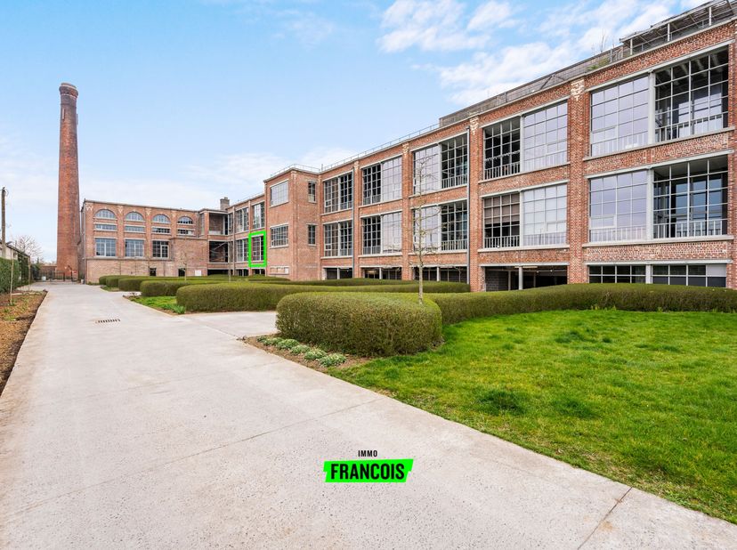 Découvrez ce loft exceptionnellement situé à Avelgem, une combinaison parfaite de luxe moderne et de charme industriel. Situé au premier étage de l&#039;an