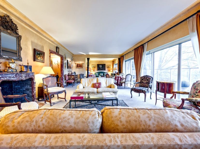 Op een prachtig terrein aan de rand van het Terkamerenbos met tennisbaan en overdekt zwembad, zeer aangenaam penthouse appartement van ongeveer 105 m2