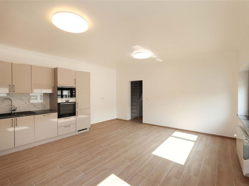 Recent gerenoveerde woning op een perceel van 4a30ca&lt;br /&gt;
Omgeving:&lt;br /&gt;
+ Een rustige omgeving, ideaal voor wie houdt van natuur en sereniteit. &lt;br