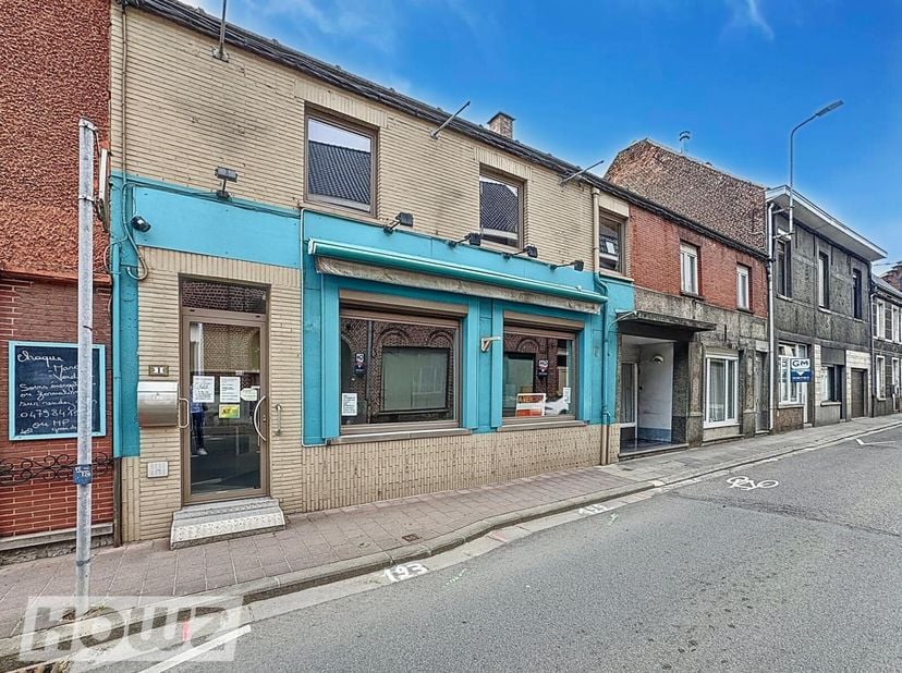 Située dans une rue passante au cur dun village très recherché, cette maison de commerce polyvalente offre une excellente visibilité et un potentiel d