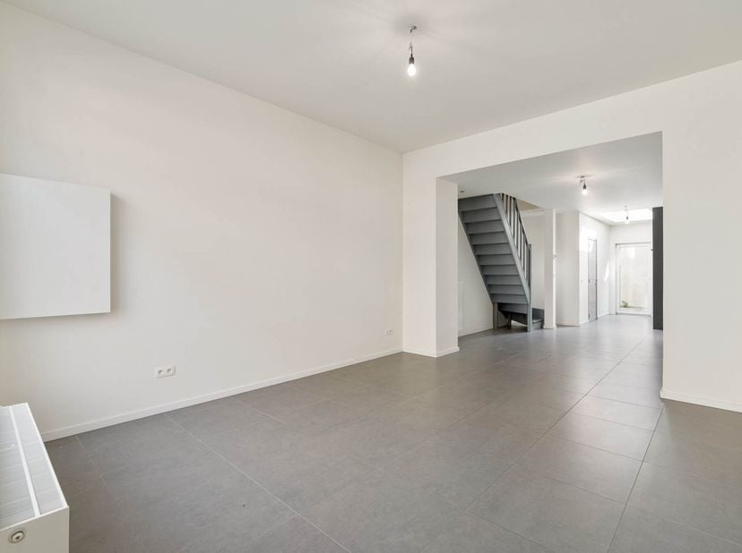 Instapklare stadwoning met 2 ruime slaapkamers.&lt;br /&gt;
&lt;br /&gt;
De woning werd volledig gerenoveerd. Isolatie, ramen, CV ketel. Wat een zeer gunstig EPC