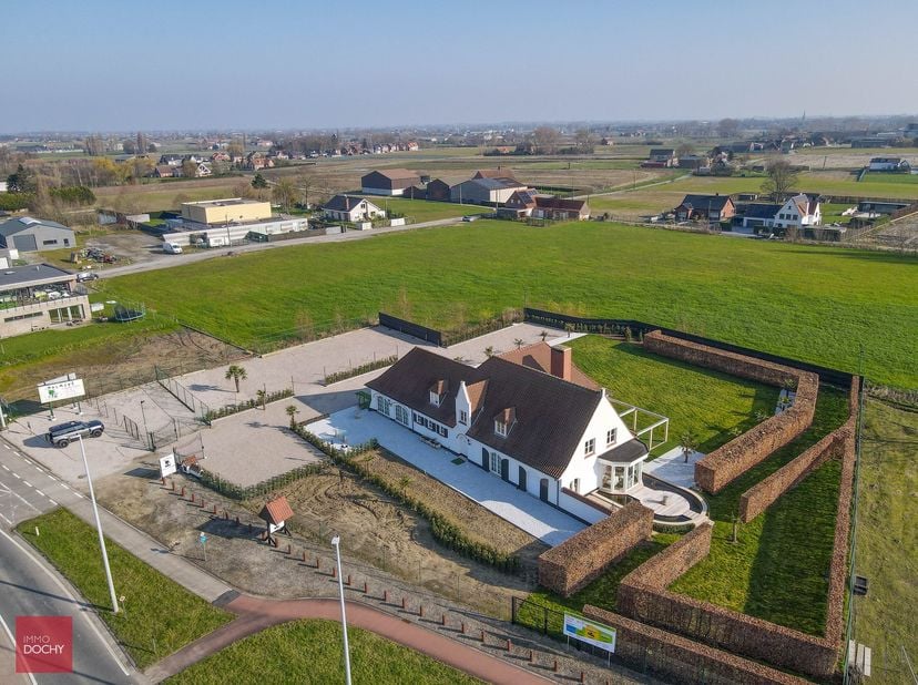Zone voor dagrecreatie (sport - spel - ontspanning....)  De villa bestaat uit een inkomhal, living met open haard, keuken met eethoek, winkel, bar of