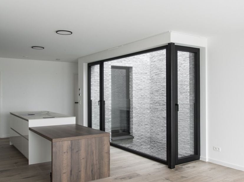 Ruim gelijkvloers appartement met uitzonderlijk hoge plafonds en uniek terras. (A001)&lt;br /&gt;
&lt;br /&gt;
Centrum Hasselt, op slechts 5 minuten wandelen van