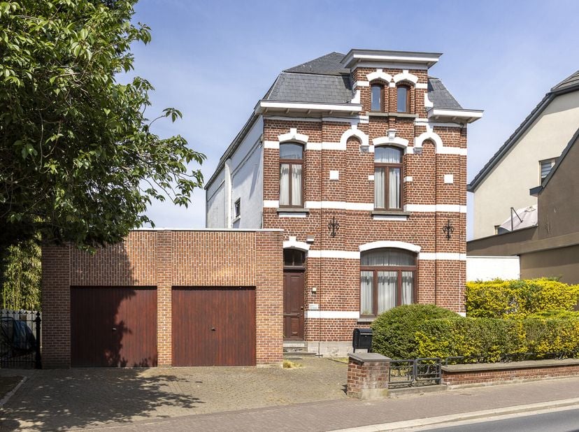 In het bruisende centrum van Ternat vindt u deze charmante, karaktervolle woning met een aparte bureauruimte  ideaal voor thuiswerk of een zelfstandig