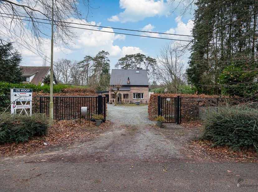 Deze charmante open bebouwing bevindt zich in de rustige wijk De Zwaan te Schoten, vlakbij de E-10 plas, met 4 (mog. 5) slaapkamers. De woning is perf