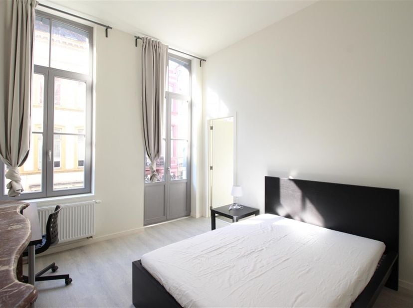 Binnenstad: 1 SLAAPKAMER TE HUUR IN EEN GEDEELDE! Gelegen in een prachtig huis. Elke slaapkamer heeft een doucheruimte met toilet. Elke kamer heeft: b