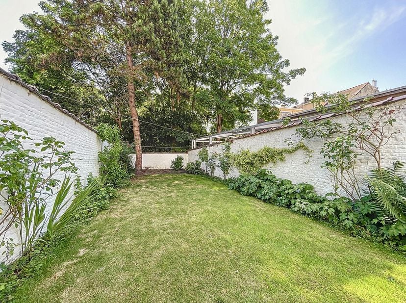 Entre Botanique et Madou, dans une rue calme à sens unique, superbe maison de Maître de ± 404m² bruts avec grand jardin de ± 110m². Composition : RDC