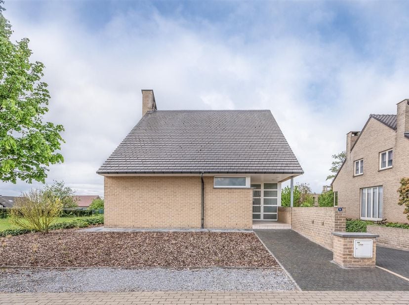 Deze aangename ruime en lichtrijke woning met directe tuinverbinding is gelegen in het hart van Riemst. Je woont hier op een geliefde locatie met alle