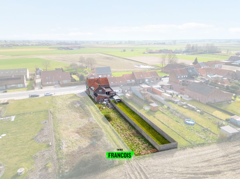 À Roesbrugge se trouve cette agréable maison avec un débarras attenant et un garage. Idéal pour les personnes ayant besoin d&#039;espace !&lt;br /&gt;
La maison