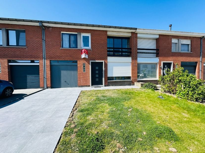 Instapklare gezinswoning met 4 slaapkamers in DadizeleGelegen in een rustige, kindvriendelijke wijk van Dadizele, biedt deze verzorgde woning een lich