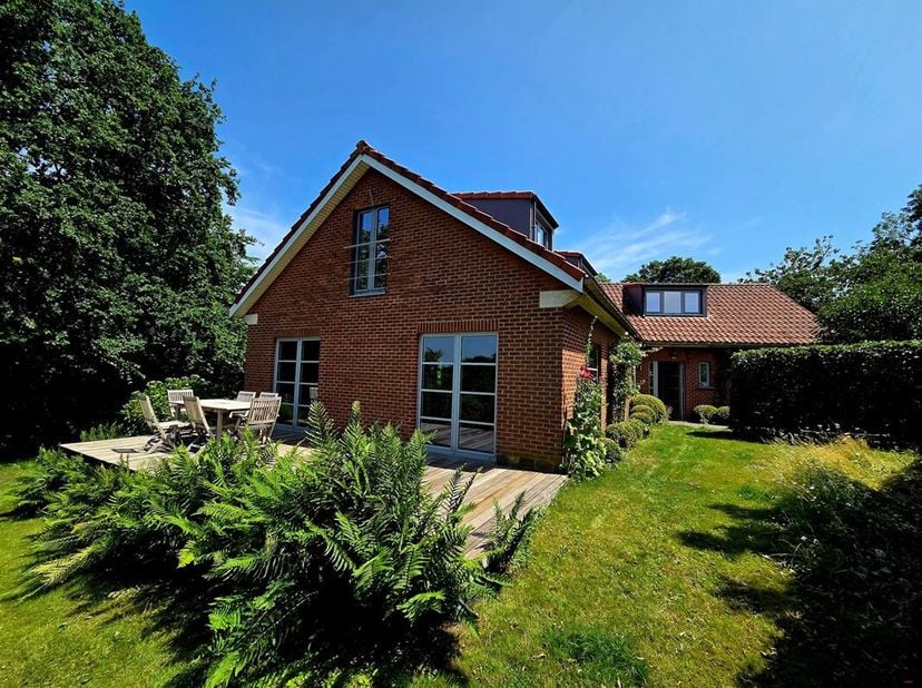 Idéalement située dans une petite ruelle calme et pittoresque, cette magnifique villa coup de coeur se trouve sur un terrain de fond de 11 ares 30, av