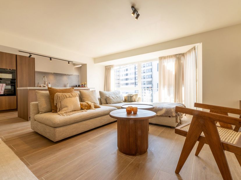 Op zoek naar een instapklaar charmant appartement ? Ontdek dit prachtig gerenoveerd appartement van 125 m² aan de Tentoonstellingslaan 118, gelegen op