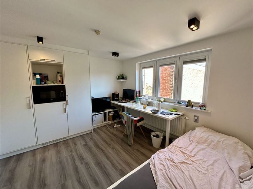 Luxueuze studentenkamer op top locatie. &lt;br /&gt;
Het gebouw werd in 2016 volledig gerenoveerd en afgewerkt met hoogwaardige materialen. &lt;br /&gt;
De studen