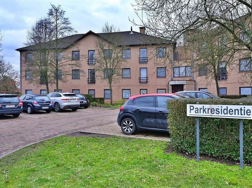 Het betreft hier een site van 6.014m² gelegen in het centrum van Knesselare bestaande uit een residentie met 30 assistentieflats met aanpalend 17 indi