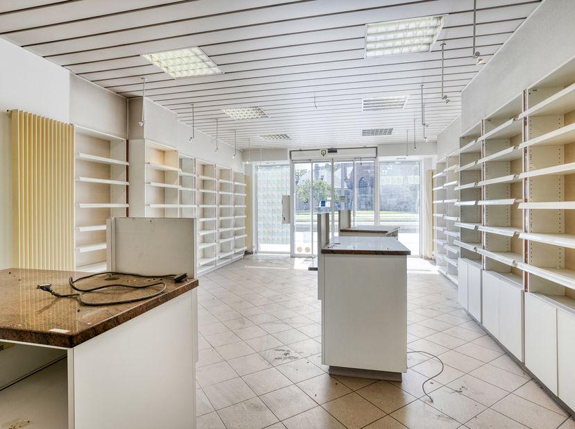 Proposé à la vente à Merksem au Bredabaan 328 situé sur la place rénovée de la municipalité/de l&#039;église - une maison de commerce commerciale (ancienne
