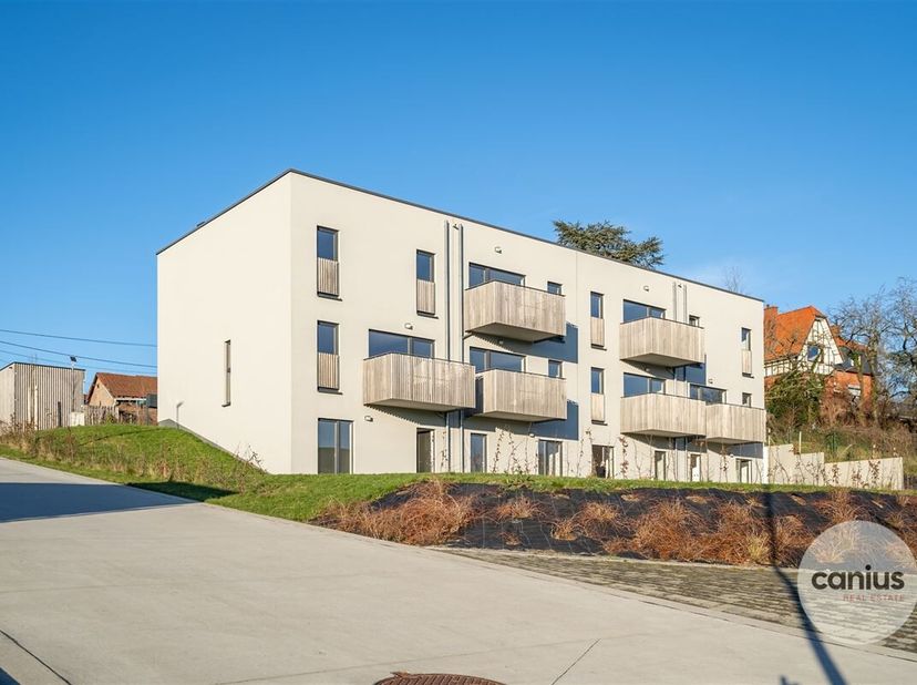 2-SLAAPKAMERAPPARTEMENT + TERRAS EN BALKON &lt;br /&gt;
Huy is centraal gelegen tussen de steden Namen en Luik. Wij treffen dit appartement aan de residenti