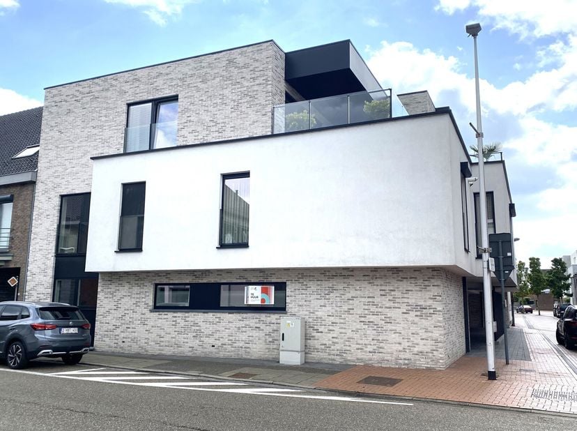 Dit prachtige gelijkvloerse appartement ligt in het centrum van Neerpelt en telt 2 slaapkamers.&lt;br /&gt;
INDELING:&lt;br /&gt;
- Inkomhal&lt;br /&gt;
- Bergruimte me