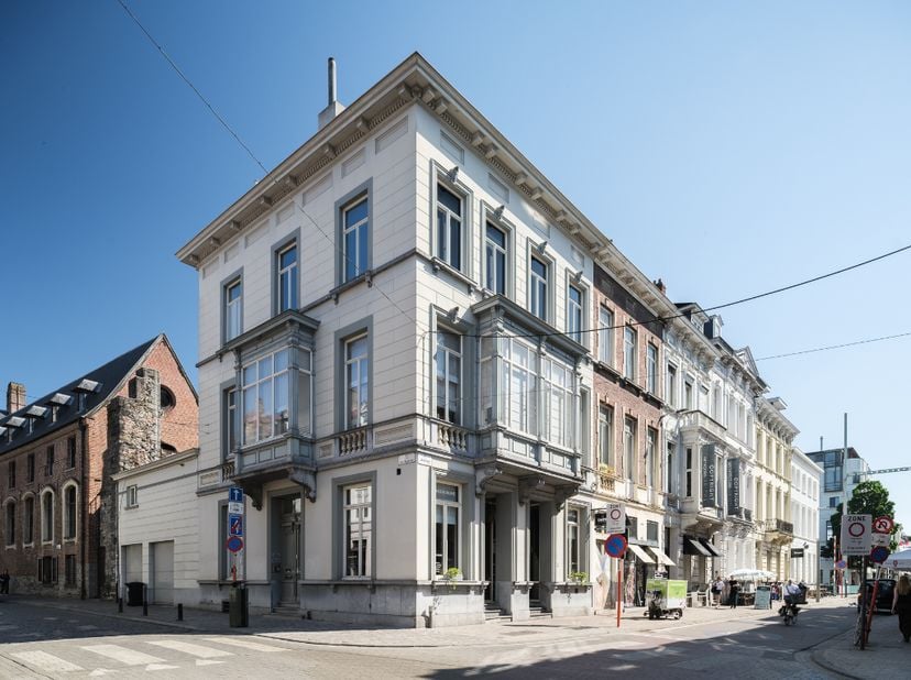 Karaktervolle schakelwoning met drie ruime slaapkamers gelegen in een prachtig neoclassicistisch hoekgebouw in het centrum van Gent.&lt;br /&gt;
 &lt;br /&gt;
Hie