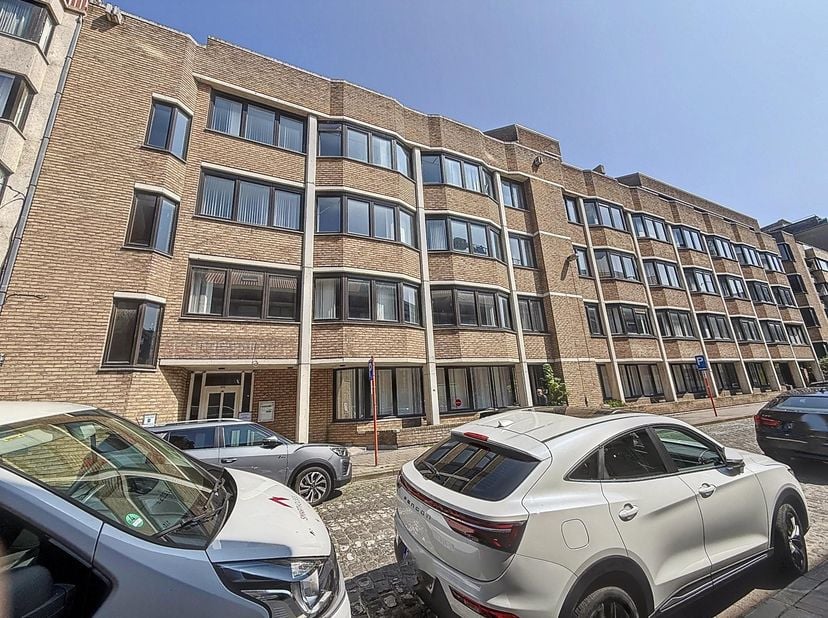 KANTOORGEBOUW MET PARKING -  &lt;br /&gt;
 &lt;br /&gt;
Zeer centraal gelegen in commercieel centrum Oostende, vlakbij stadspark. &lt;br /&gt;
   &lt;br /&gt;
Gebouw bestaand