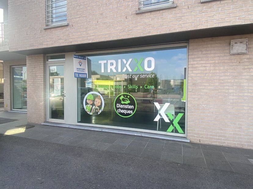Commercieel gelegen kantoorruimte te Zulte van 80m2. Het kantoor is instapklaar, biedt ook mogelijkheden voor winkel of showroom. Het pand heeft één o