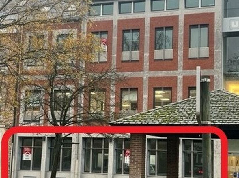 Beau bureau lumineux (120m²) à louer dans un bâtiment sécurisé avec climatisation et ascenseurLoyer 1150euro + 230euro de charges (électricité, chauff