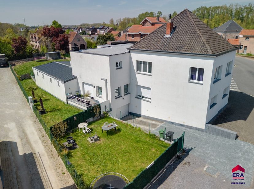 Opbrengsteigendom in uitstekende staat met 3 appartementenGelegen in Zandbergen (Geraardsbergen) kan u deze opbrengsteigendom vinden met 3 appartement