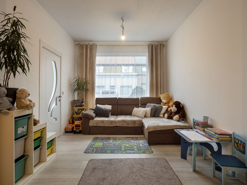 Cette maison à rénover à Ruddervoorde est une occasion unique de réaliser la maison de vos rêves. Grâce à la salle de bain déjà rénovée et aux 3 chamb