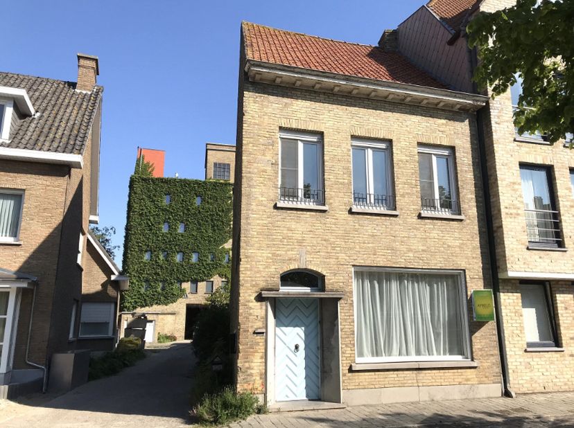 omvattende een inkom-/traphal, ruime en klare living, ingerichte keuken en badkamer, apart toilet, 2 grote slaapkamers, kelder, zolder en mooi Z-geric