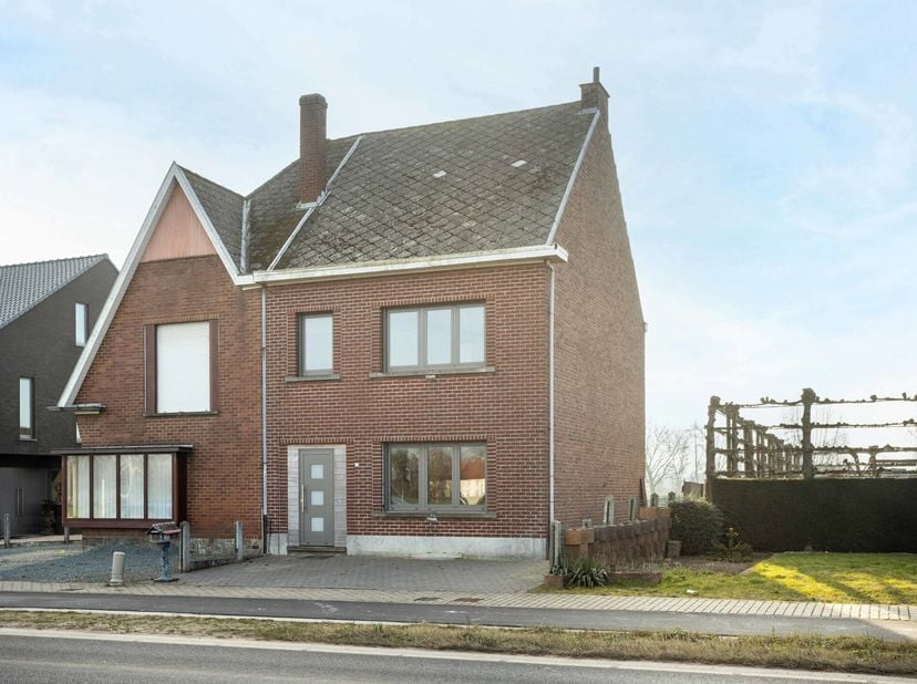 Ce maison à rénover, situé sur la Provinciebaan à Zottegem Velzeke-Ruddershove, offre un énorme potentiel. La maison est idéalement située grâce à son