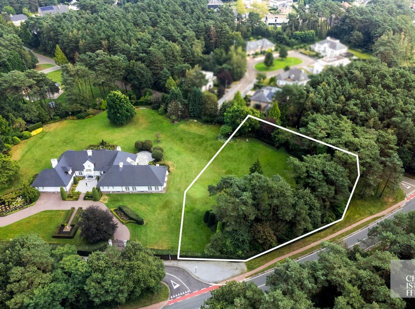 Deze bouwkavel kent een oppervlakte van 3.182 m² en is geschikt voor een open bebouwing. De kavel is gelegen in de residentiële en bosrijke woonbuurt