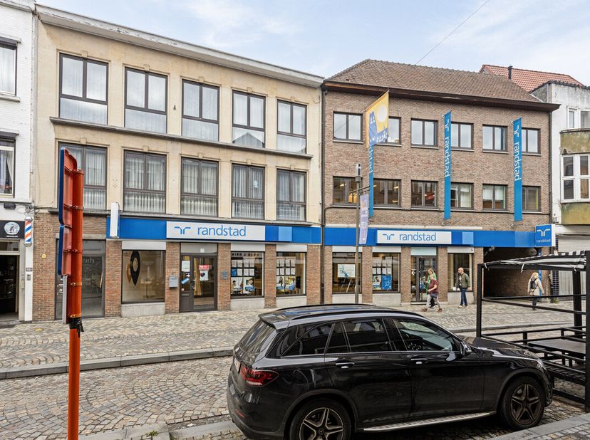 Zeer ruim kantoor  te huur in Mechelen met inclusief 13 parkings.  De Hoogstraat is uitstekend bereikbaar met zowel de wagen (via R12/E19) als het ope