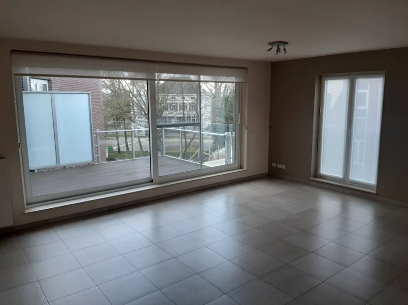 Bijzonder ruim (130 m²) dakappartement met een aangenaam zonneterras.&lt;br /&gt;
In centrum De Pinte, treffen we dit exceptioneel appartement op de tweede