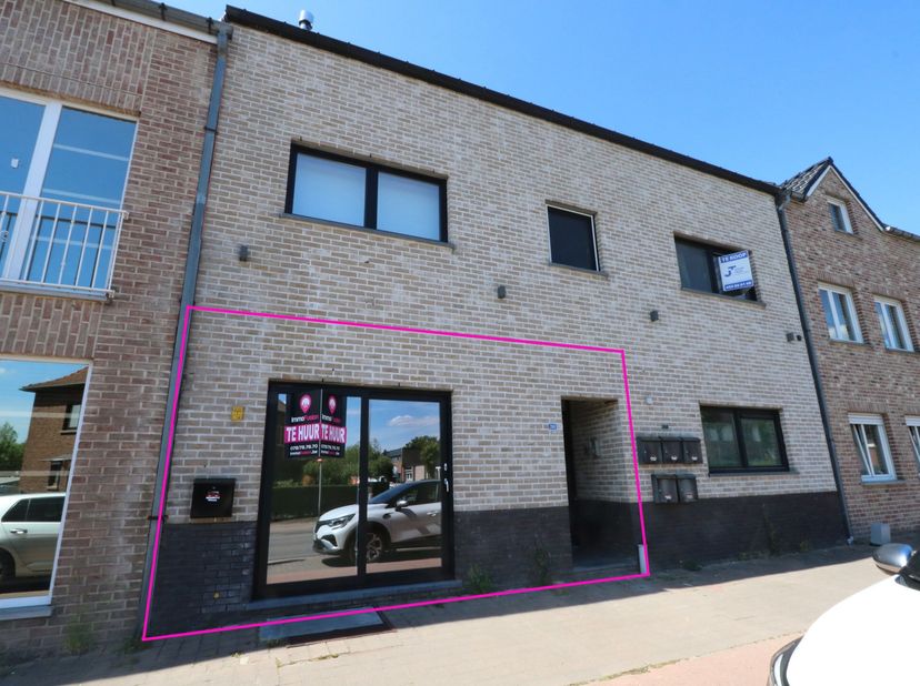 Te huur: handelspand met uitstekende zichtbaarheid op de Oude Baan 268 in Maasmechelen. Dit instapklare pand is gelegen op een commerciële toplocatie