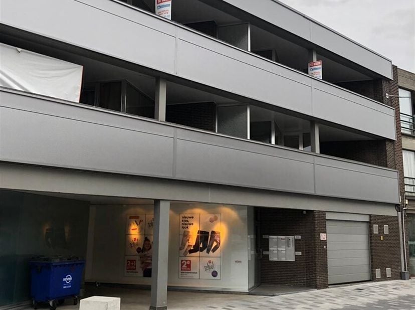 Mooi volledig gerenoveerd appartement op het 1 ste verdiep met terras (11 m2 ), gelegen in het centrum van Lommel nabij scholen, winkels en het openba