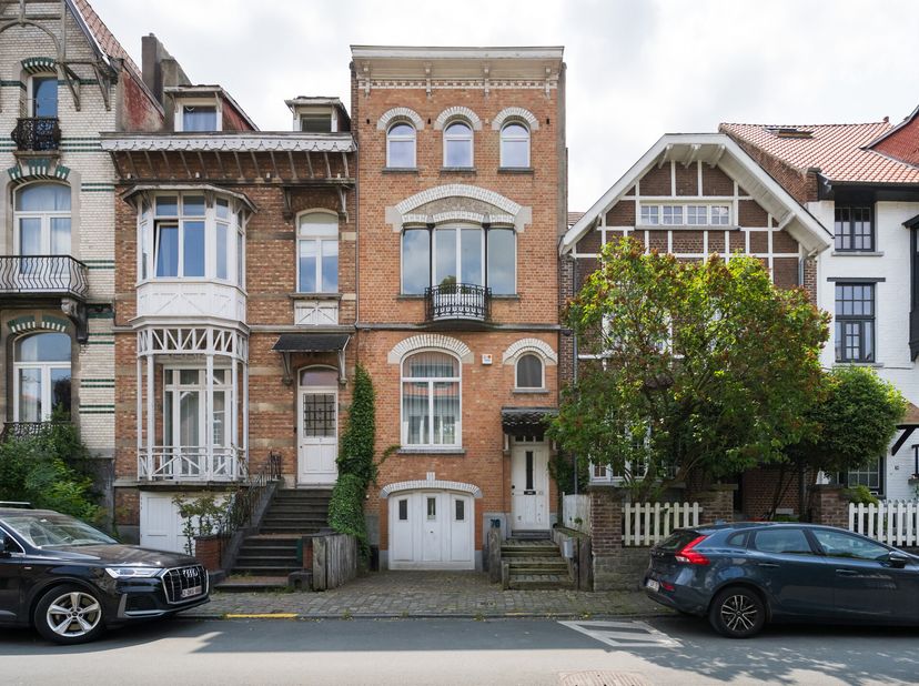 UCCLE  dans une rue calme du très recherché quartier Floride, à deux pas du Bois de la Cambre, adorable MAISON 1910 pleine de charme et teintée dArt n