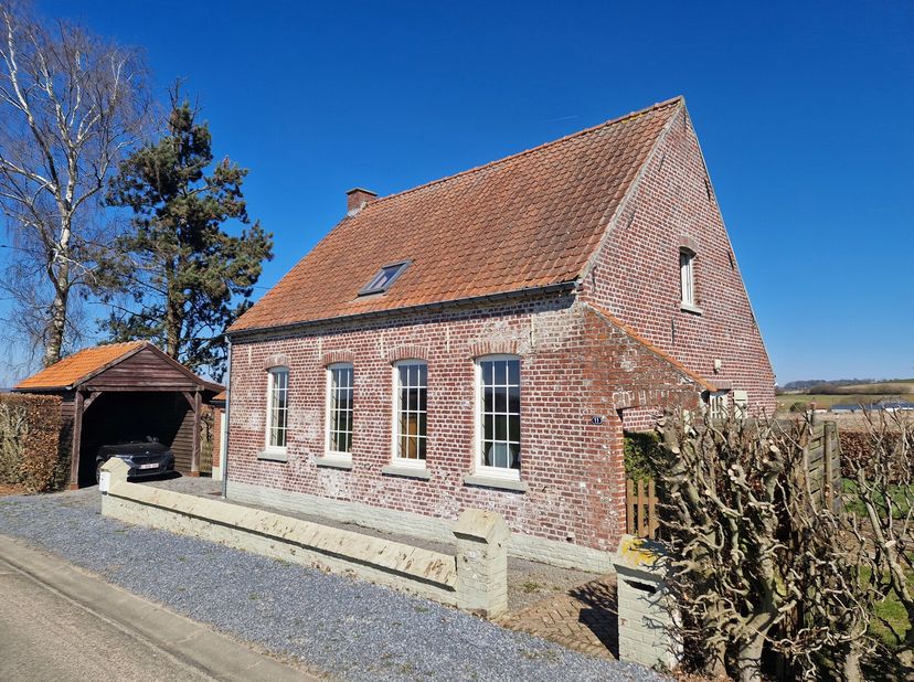 Située en pleine campagne, dans une rue calme, entourée de champs, cette authentique fermette avec garage et carport aura tout pour vous séduire. Un e