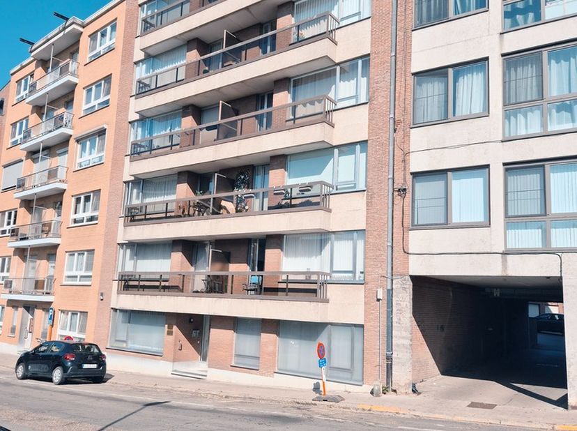In het centrum van Tienen vinden we dit tof appartement terug.&lt;br /&gt;
Langs de inkomhal komen we terecht in een ruime leefruimte met aangrenzende keuke
