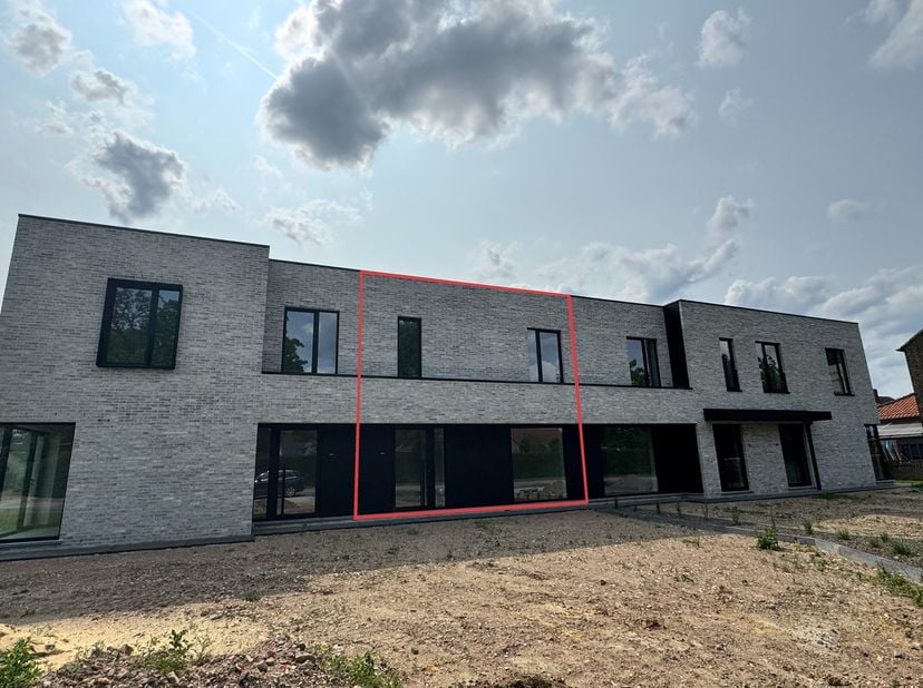 Deze prachtige nieuwbouwwoning van 130m² biedt alle comfort van vandaag in een stijlvolle en energiezuinige uitvoering. De ideale gezinswoning met een