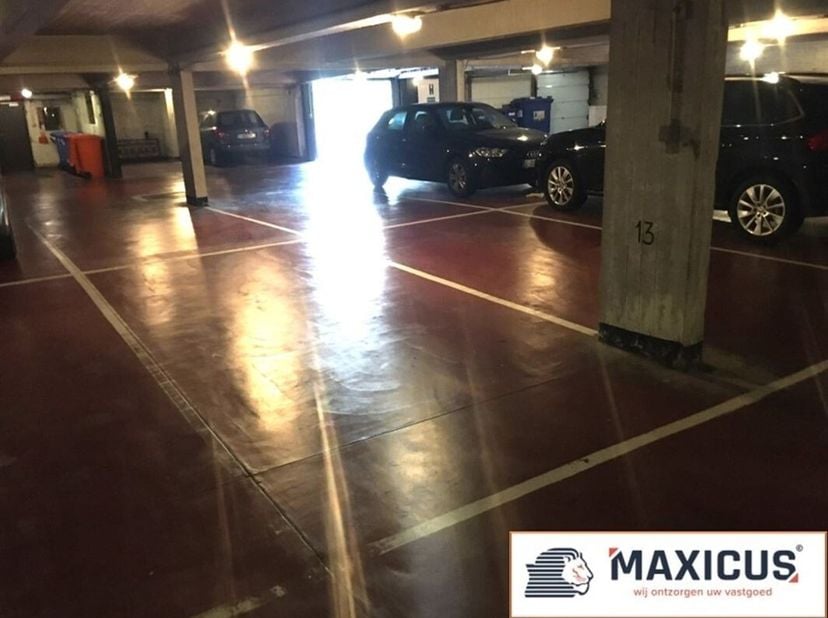 Place de parking à vendre dans la résidence Henley Te Gent. &lt;br /&gt;
Ce bâtiment date de 1964 mais a été récemment entièrement rénové.&lt;br /&gt;
Ce complexe