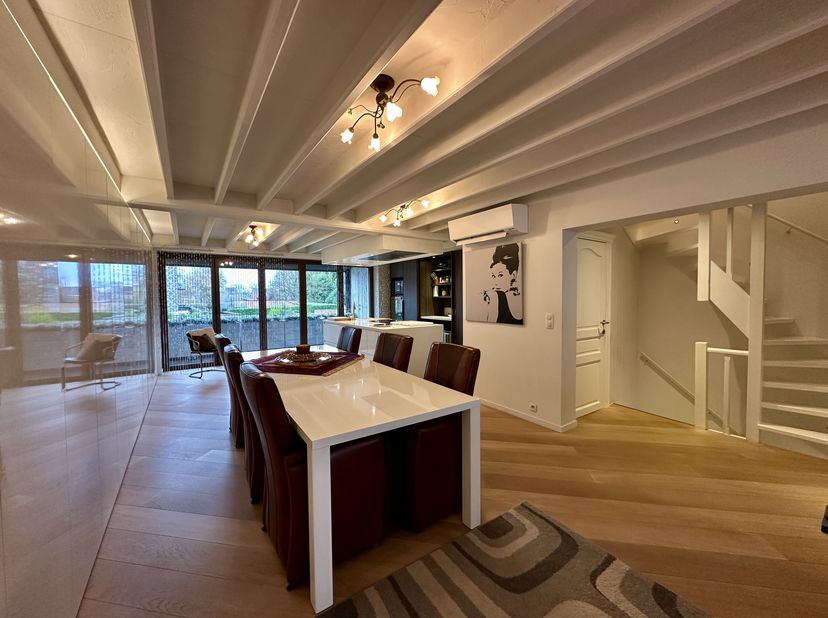 Te koop rechtstreeks van eigenaar, deze stijlvolle ingerichte Bel-Etage.&lt;br /&gt;
Bestaande uit ruime garage met vol ingebouwde kasten, achteraan een ont